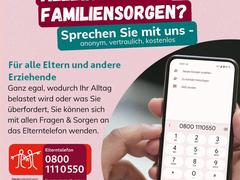 Eine Hand hält ein Smartphone mit der Telefonnummer 0800 1110550 auf dem Display, daneben steht ein Text, der Eltern und Erziehende dazu ermutigt, bei Sorgen anonym, vertraulich und kostenlos das Elterntelefon zu kontaktieren.