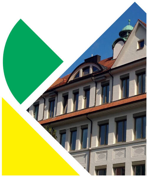 Ein historisches Gebäude mit roten Dachziegeln und einem kleinen grünen Turm ist teilweise von diagonalen Formen in Grün und Gelb überlagert.