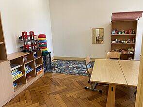 Ein helles Zimmer mit Holzboden,