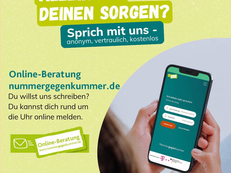 Eine Person hält ein Smartphone, auf dem die Webseite der Online-Beratung "Nummer gegen Kummer" mit einem Anmeldebildschirm zu sehen ist; daneben steht der Text "Allein mit deinen Sorgen? Sprich mit uns – anonym, vertraulich, kostenlos".
