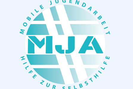 Das Bild zeigt ein Logo mit den großen Buchstaben "MJA" in der Mitte und dem kreisförmigen Text "Mobile Jugendarbeit Hilfe zur Selbsthilfe" darum.