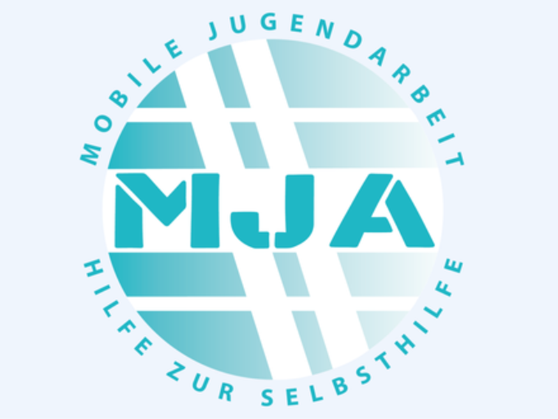 Das Bild zeigt ein Logo mit den großen Buchstaben "MJA" in der Mitte und dem kreisförmigen Text "Mobile Jugendarbeit Hilfe zur Selbsthilfe" darum.