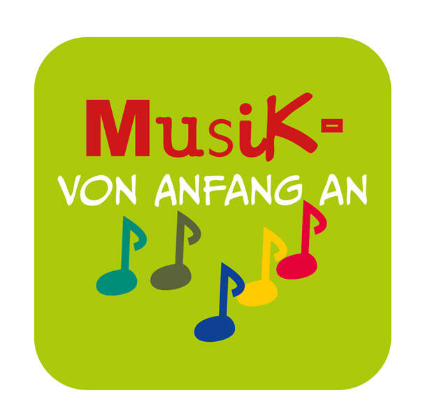Ein grünes Quadrat zeigt die Worte "Musik - von Anfang an" in roten und weißen Buchstaben, begleitet von bunten Noten darunter.