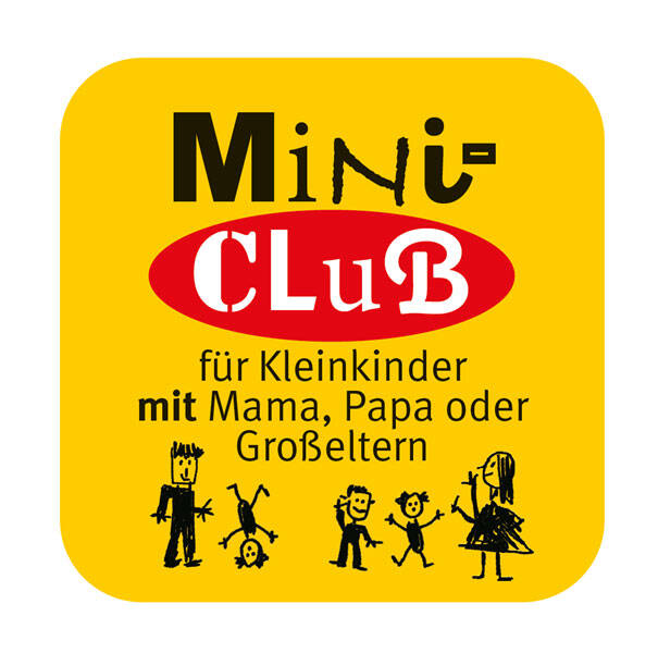 Ein gelbes Schild mit der Aufschrift "Mini-Club für Kleinkinder mit Mama, Papa oder Großeltern" und einfachen Zeichnungen von drei Erwachsenen und drei Kindern.