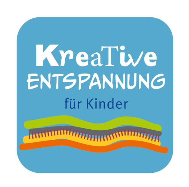 Das Bild zeigt ein Logo mit dem Text "Kreative Entspannung für Kinder" auf einem blauen Hintergrund und wellenförmigen bunten Linien darunter.