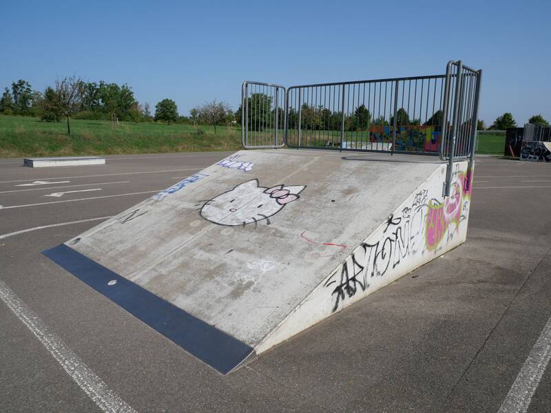 Eine Rampe mit Geländer, bemalt mit einem großen Hello-Kitty-Motiv und weiteren Graffitis.