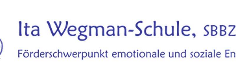 Das Bild zeigt das Logo der Ita Wegman-Schule, SBBZ, mit spiralförmigem Muster und dem Schriftzug "Förderschwerpunkt emotionale und soziale Entwicklung".