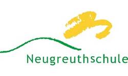 Das Bild zeigt das Logo der Neugreuthschule mit einem grünen Bogen und einer gelben Pinselstrichform darüber.