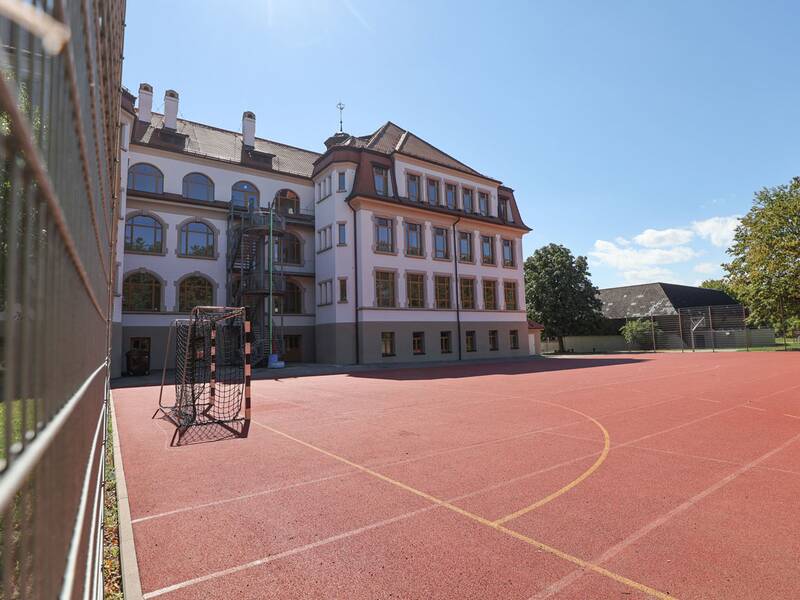 Blick auf den roten Platz mit Handballtor.