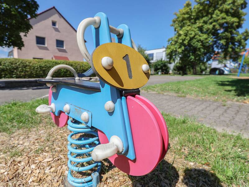 Nahaufnahme eines bunten Wipptiers in Form eines Motorrads mit der Nummer 1.