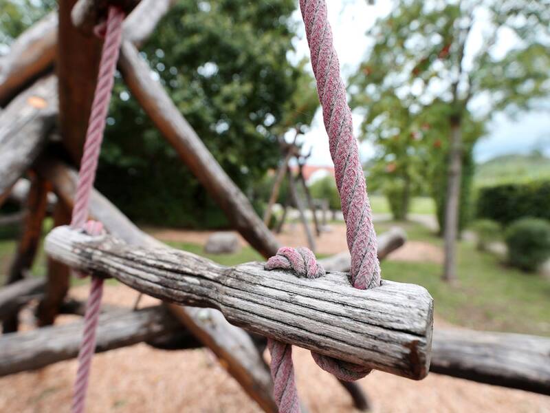 Nahaufnahme eines Seil-Kletterelements aus Holz und Tau.