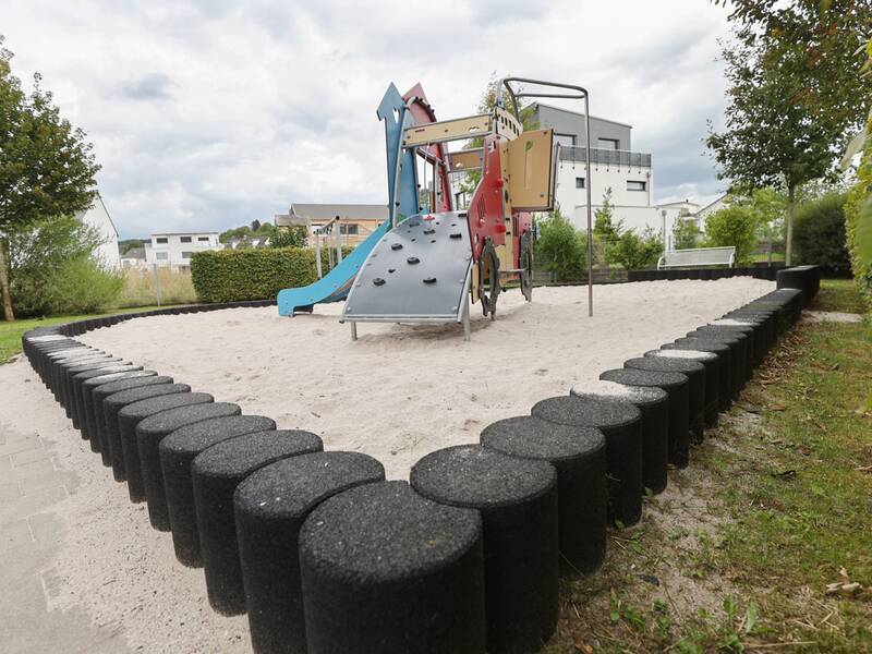 Spielplatz Weizenweg West, Sandkasten mit Spielhaus
