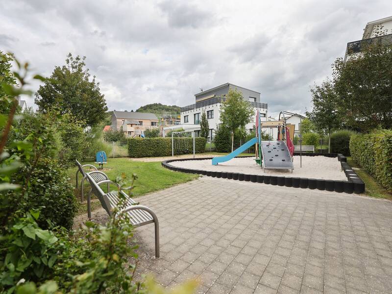 Spielplatz Weizenweg West, Sandkasten mit Spielhaus und Rutsche