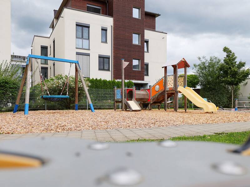Spielplatz Weizenweg West, Korbschaukel und Spielhaus
