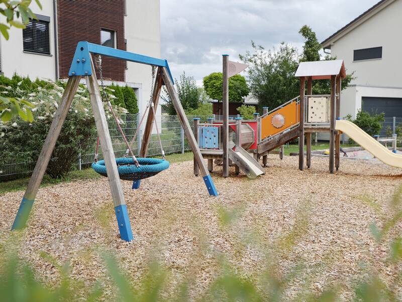 Spielplatz Weizenweg West, Korbschaukel und Spielhaus mit Rutsche