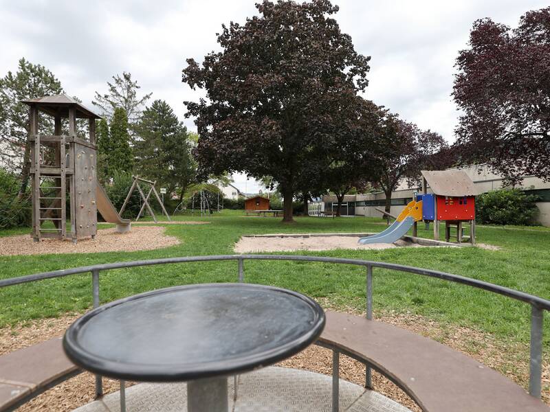 Spielplatz Wolfgrubstraße, Karussel, Spielhaus und Kletterturm