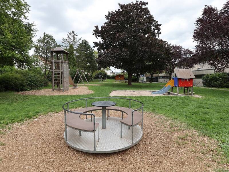 Spielplatz Wolfgrubstraße, Karussel, Spielhaus und Kletterturm