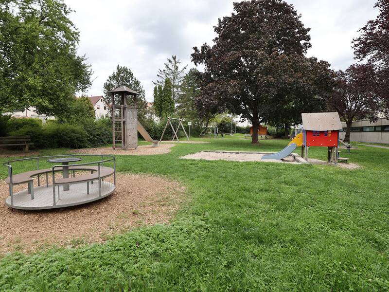 Spielplatz Wolfgrubstraße, Karussel, Spielhaus und Kletterturm