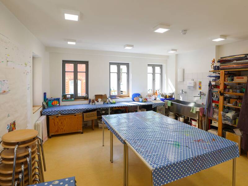 Familienzentrum Metzingen, Kunstatelier mit Arbeitstischen