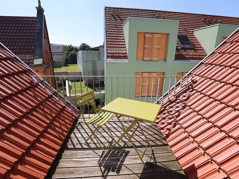 Familienzentrum Metzingen, Balkon mit Tisch und Stühlen im 2. Obergeschoss