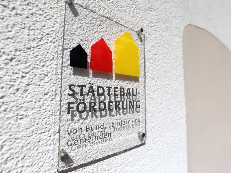 Familienzentrum Metzingen, Nahaufnahme der Plakette des Förderprogramms Städtebauförderung