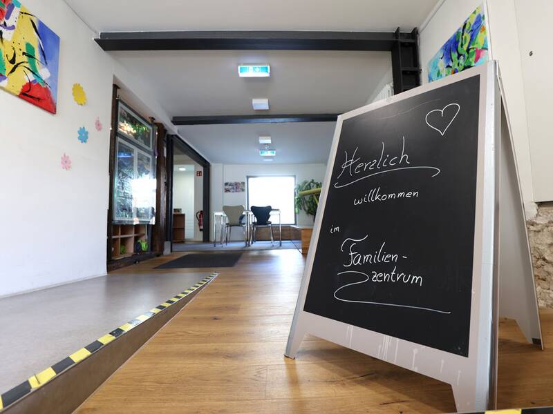 Familienzentrum Metzingen, Eingangsbereich mit Kundenstopper