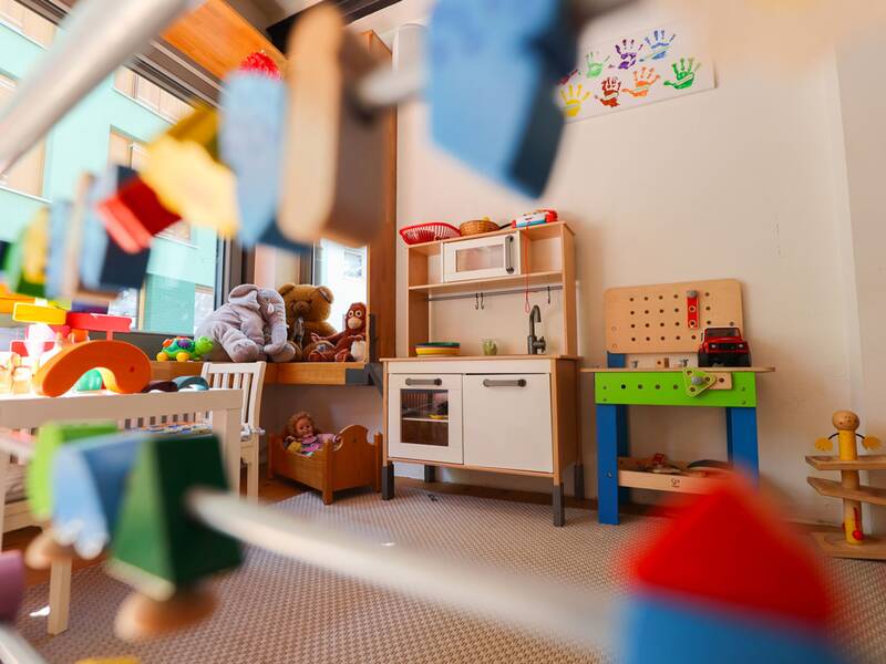 Familienzentrum Metzingen, Spielecke im Café mit Spielküche