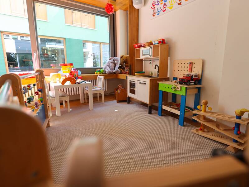 Familienzentrum Metzingen, Spielecke im Café mit Spielküche