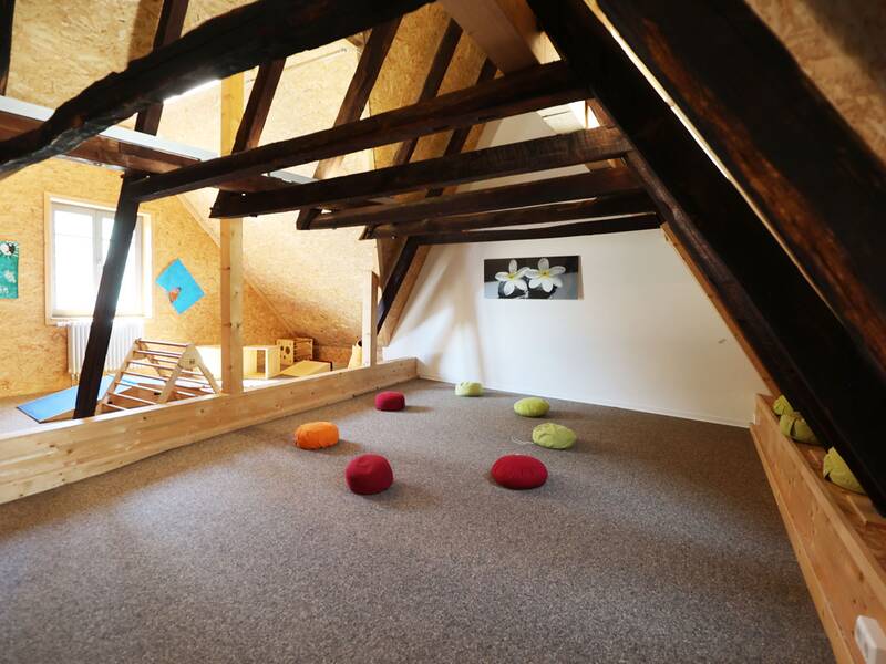 Familienzentrum Metzingen, Raum der Stille mit Dachgerüst aus dunklen Fachwerkbalken