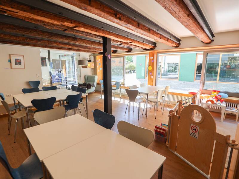 Familienzentrum Metzingen, Blick ins Café mit Bestuhlung.