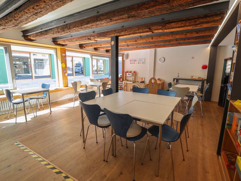 Familienzentrum Metzingen, Cafébereich mit Tischen und Stühlen