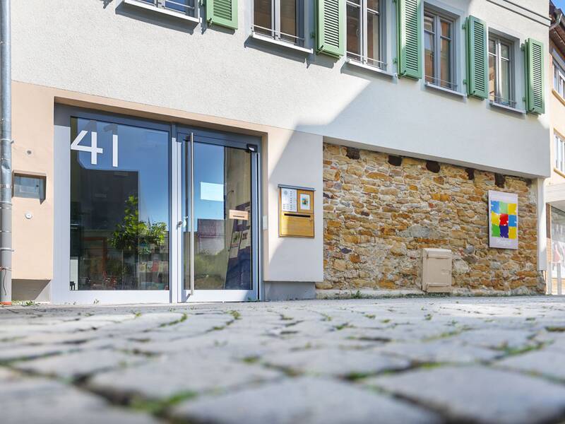 Familienzentrum Metzingen, Eingangstüre mit Hausnummer 41