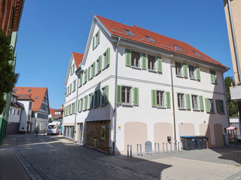 Familienzentrum Metzingen, Blick auf das gesamte Haus aus der Pfleghofstraße