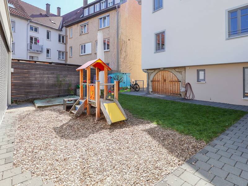 Familienzentrum Metzingen, Spielhaus für Kleinkinder im Innenhof des Familienzentrums