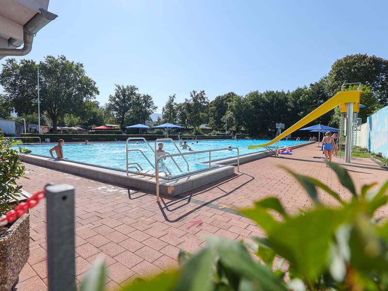 Freibad Metzingen, Blick auf das Becken mit Schwimmern