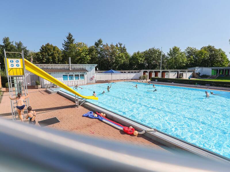 Freibad Metzingen, Blick aufs Schwimmbecken mit Schwimmern im Wasser