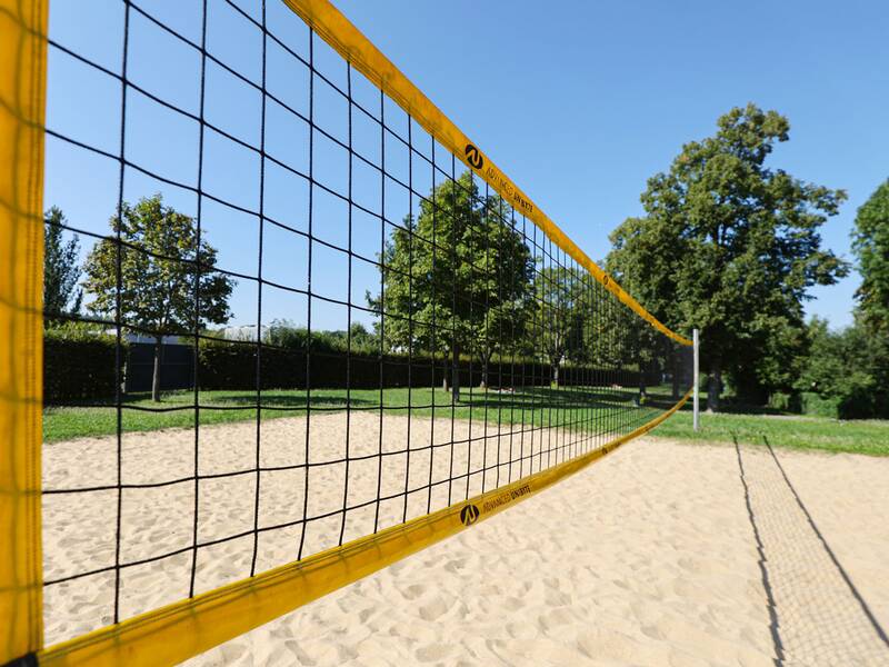 Freibad Metzingen, Nahaufnahme des Netzes am Beachvolleyballfeld