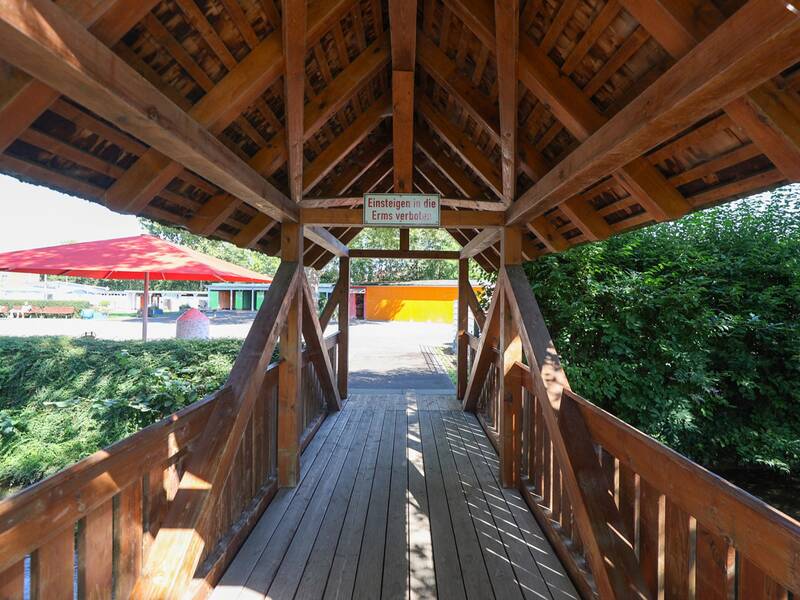 Freibad Metzingen, Holzbrücke, die die Liegewiese verbindet.
