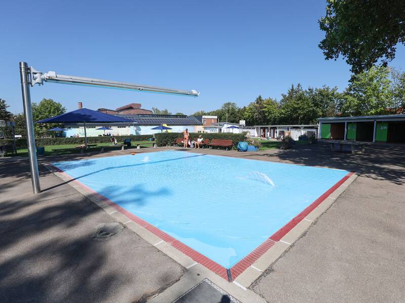 Freibad Metzingen, Kleinkindbecken mit geschlossenem Sonnenschutz