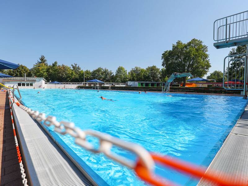 Freibad Metzingen, Schwimmbecken mit Schwimmern im Wasser