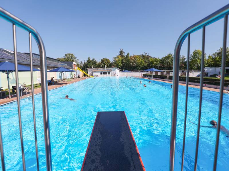Freibad Metzingen, Blick vom Sprungbrett auf das Becken