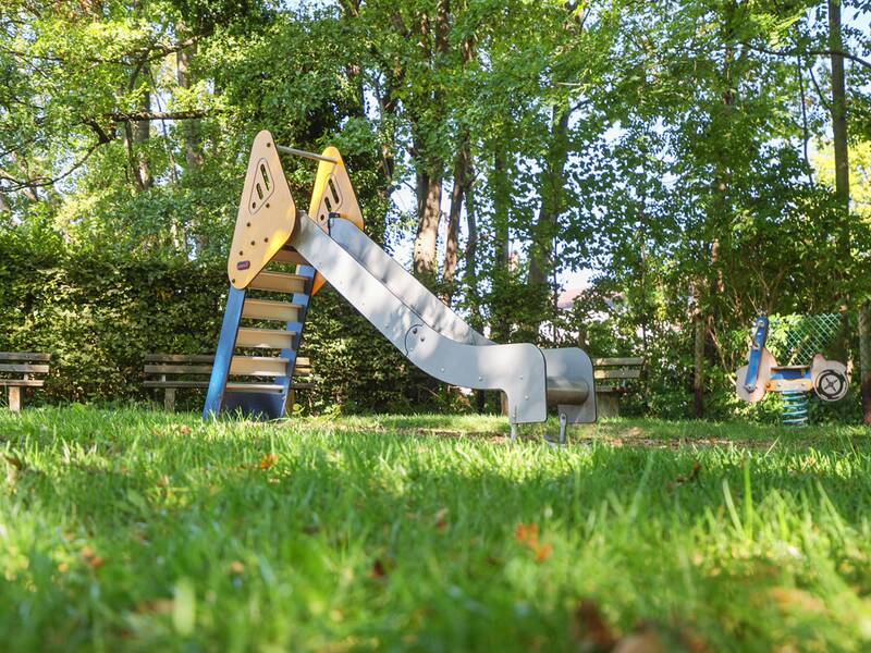 Freibad Metzingen, Rutsche im Spielbereich, Rutsche und Sitzbänke