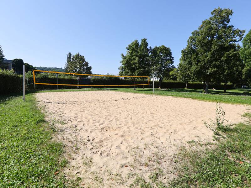 Freibad Metzingen, Beachvolleyballfeld mit Netz und Sandboden