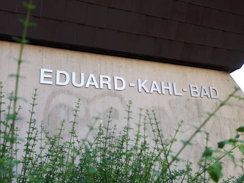 Hallenbad, Schriftzug "Eduard-Kahl-Bad" an der Außenmauer