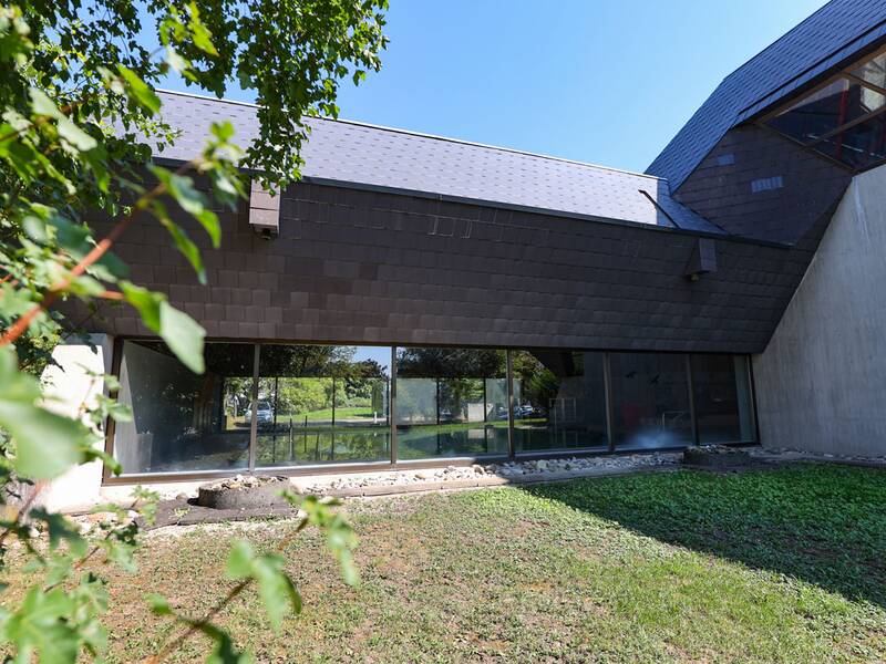 Hallenbad, Außenansicht des Gebäudes mit Glasfront