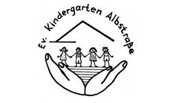 Das Logo zeigt den Schriftzug "Ev. Kindergarten Albstraße" über einer Zeichnung, in der vier Kinder Hand in Hand auf einer Fläche stehen, die von zwei schützenden Händen und einem stilisierten Dach umrahmt werden.