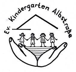 Das Logo zeigt den Schriftzug "Ev. Kindergarten Albstraße" über einer Zeichnung, in der vier Kinder Hand in Hand auf einer Fläche stehen, die von zwei schützenden Händen und einem stilisierten Dach umrahmt werden.