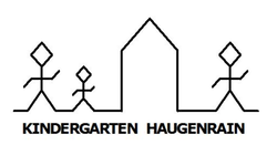 Das Bild zeigt ein Strichmännchen-Familienbild mit einem Haus in der Mitte und darüber den Text "KINDERGARTEN HAUGENRAIN".