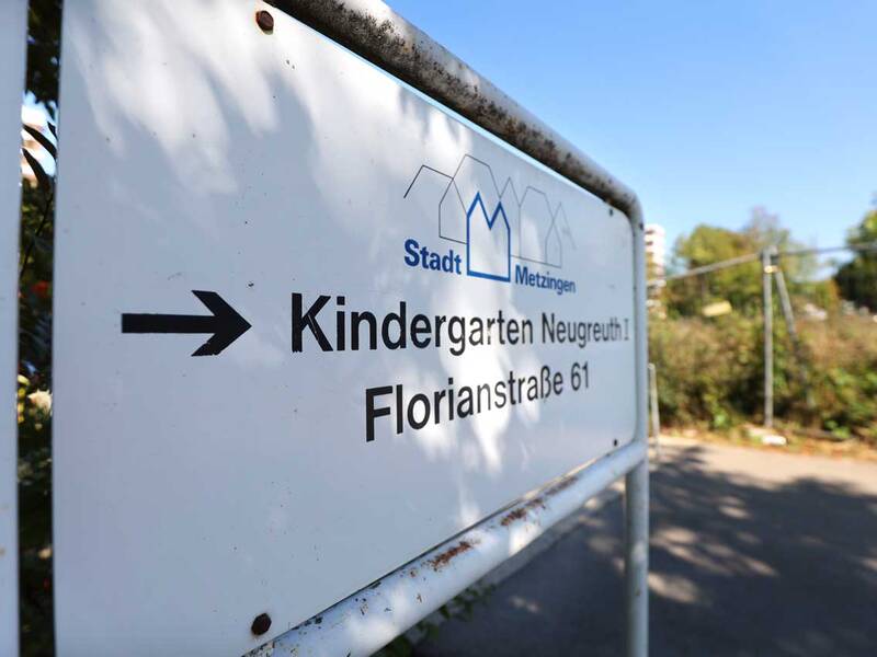 Ein Schild weist den Weg zum Kindergarten Neugreuth I in der Florianstraße 61 in Metzingen.