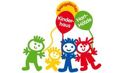 Bunte Strichfiguren in Grün, Gelb, Blau und Rot halten Luftballons, auf denen "Evangelisches", "Kinderhaus" und "Hart-Hölzle" steht.